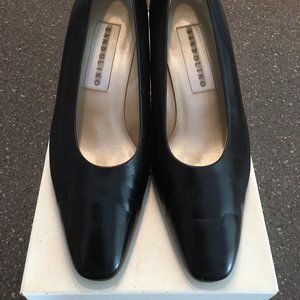 Ladies Bandolino Black Leather Pumps Size 7-1/2-W